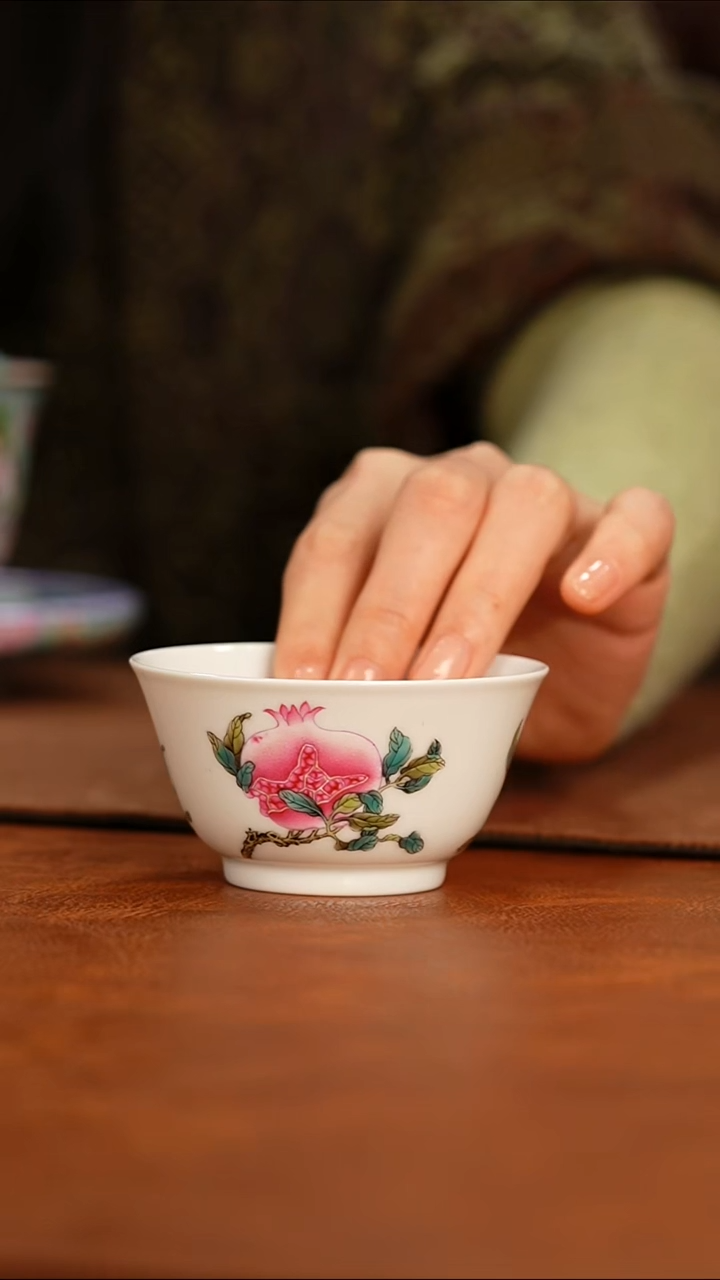 瓷瓷姑娘溢珍堂三多图主人杯