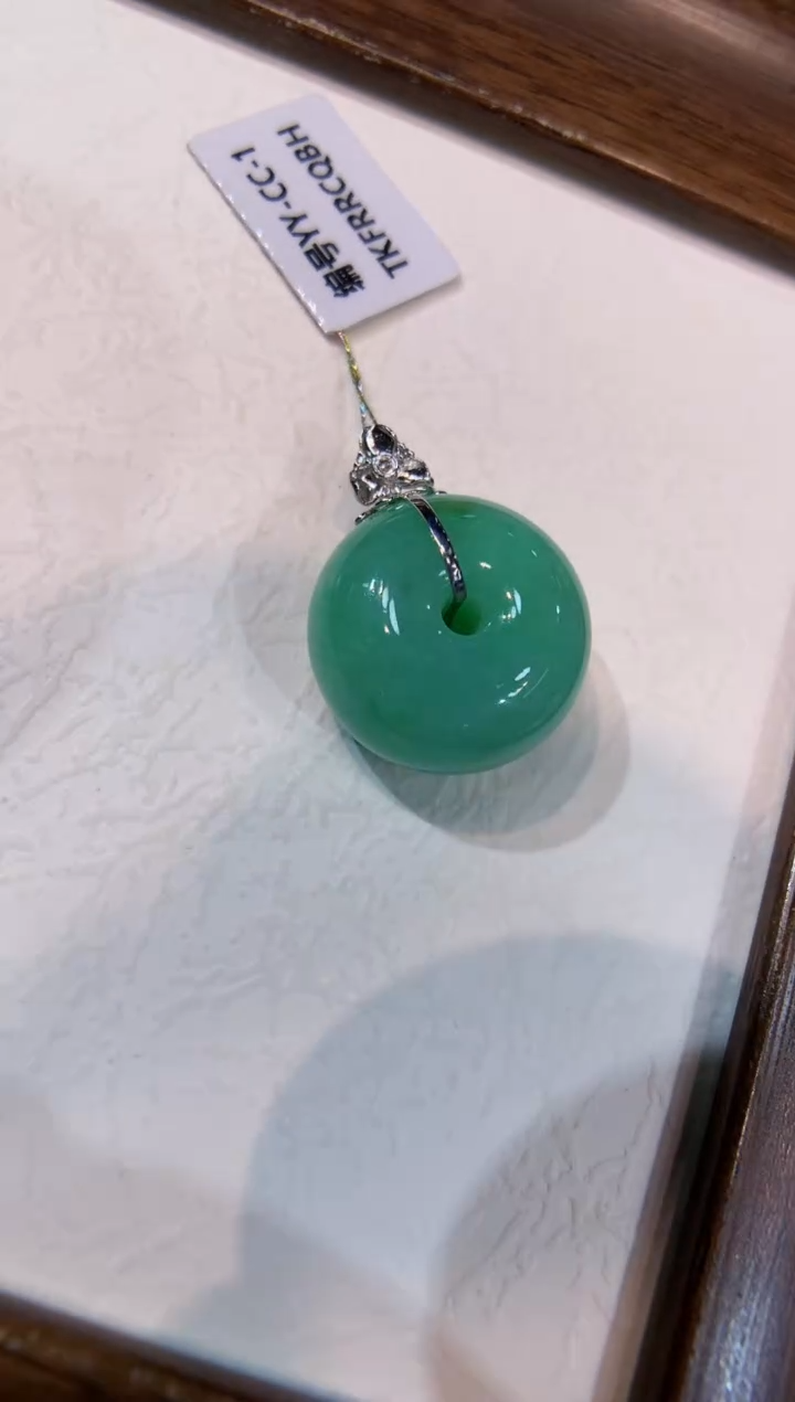 颈饰18K金镶嵌翡翠平安扣