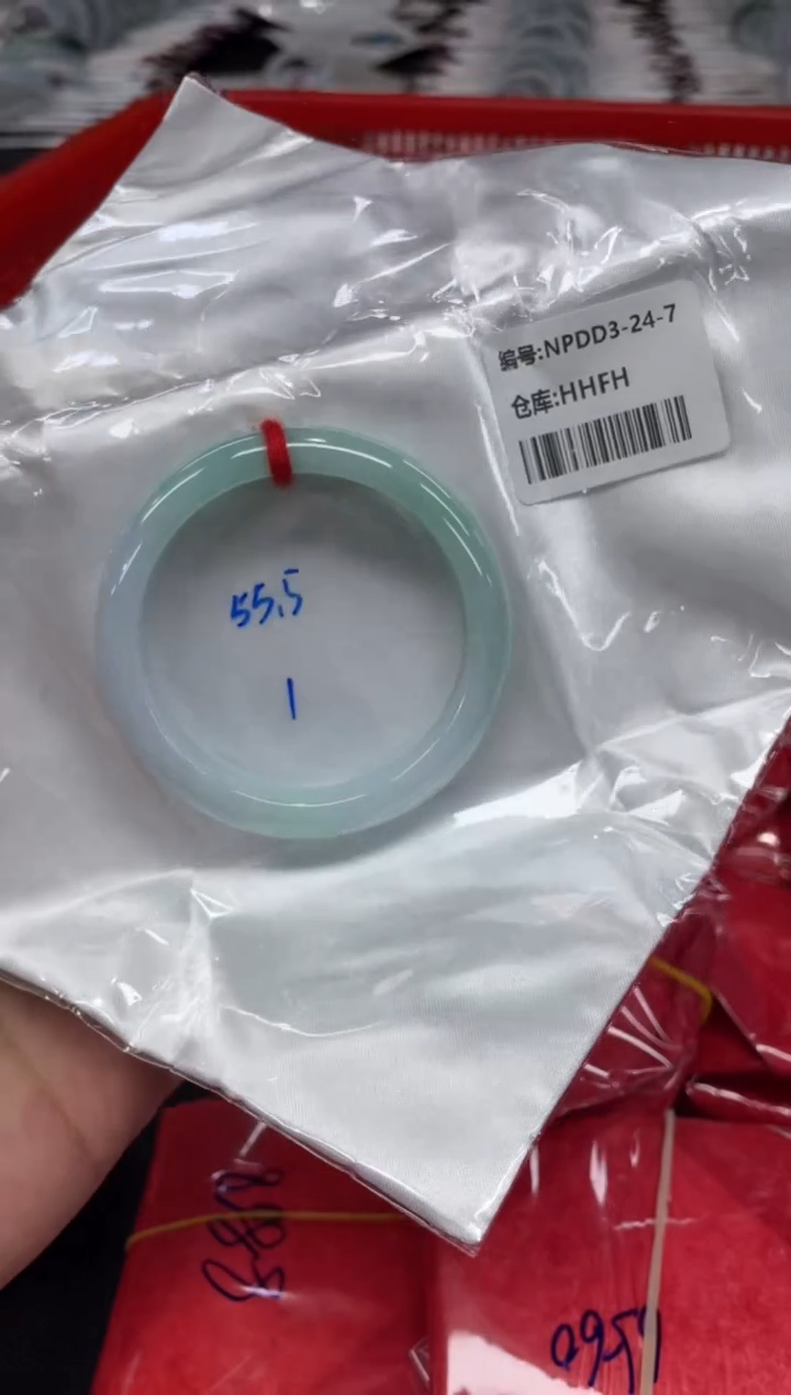 翡翠手镯未镶嵌翡翠手镯