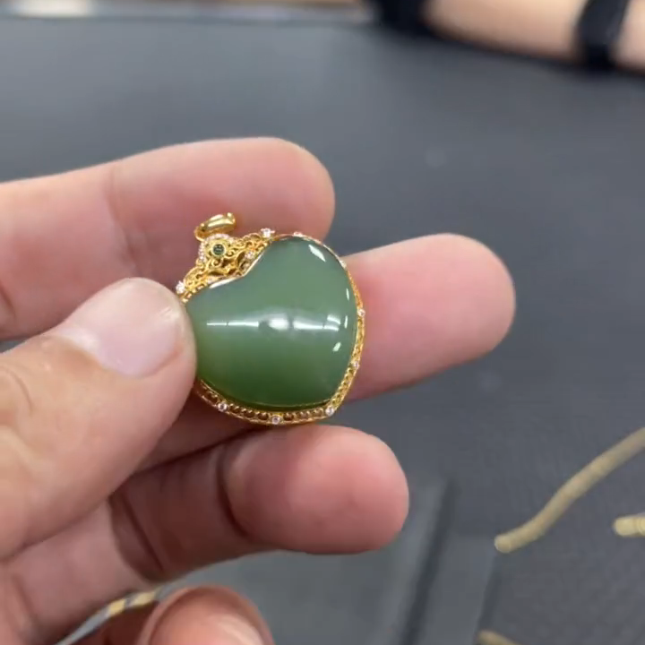 【老郑家】18K金镶和田玉吊坠  (多样性发一件 不带链)