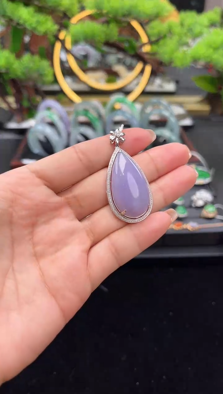 颈饰18K金镶嵌翡翠吊坠