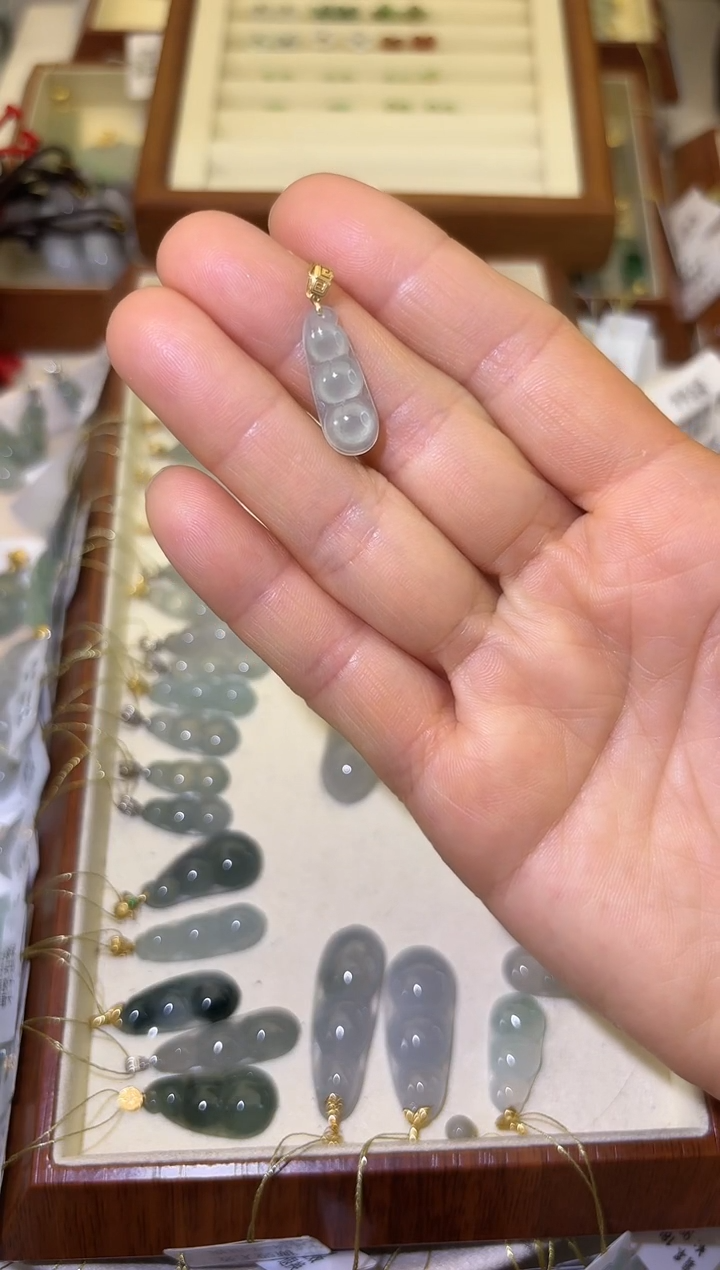 颈饰18K金镶嵌翡翠W****r豆子