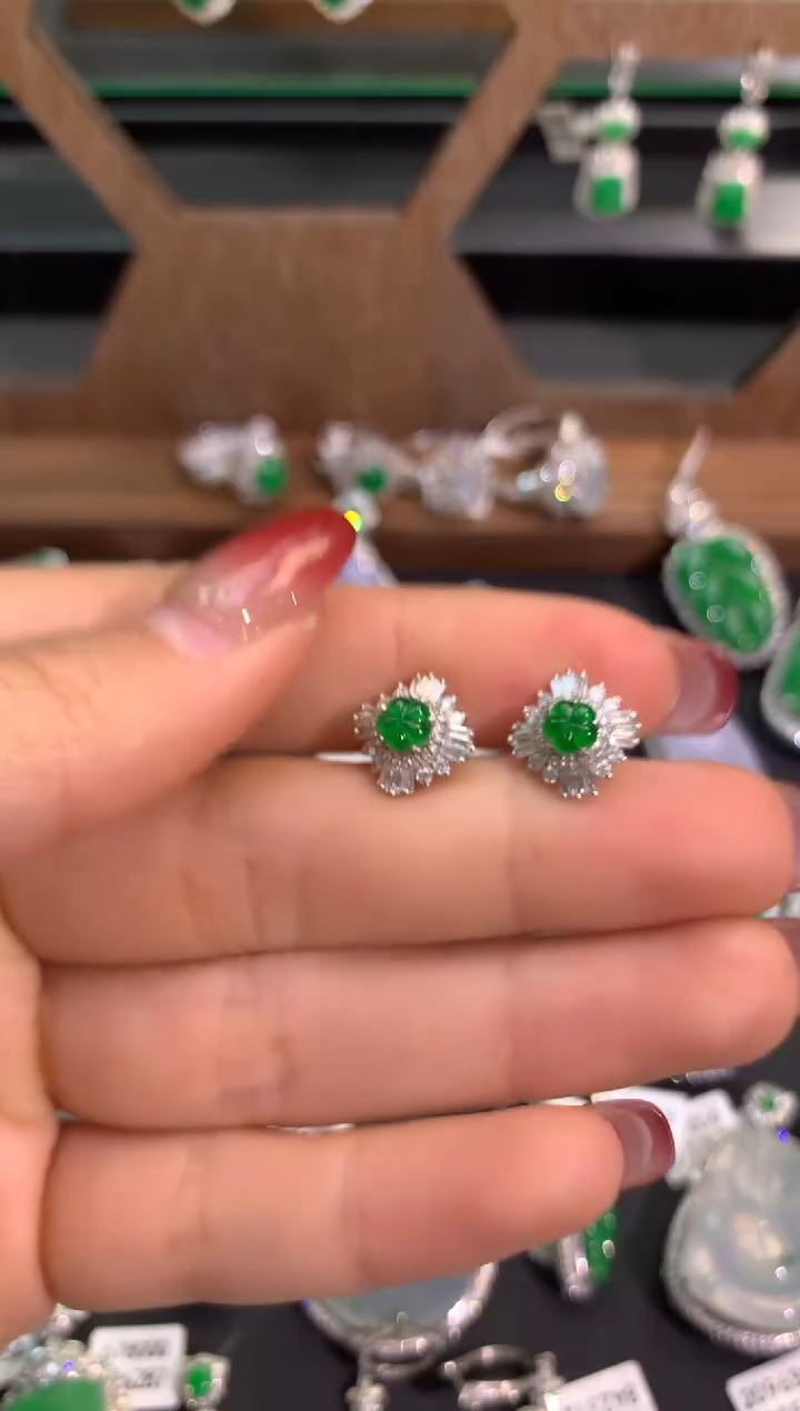 【闪购商品】翡翠吊坠(不含链)18K金镶嵌耳钉