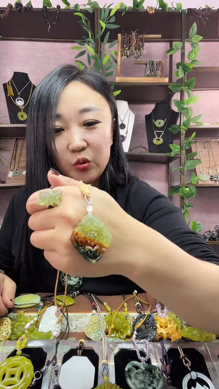 未镶嵌岫玉吊坠(赠链)未镶嵌 岫玉 吊坠(赠链)