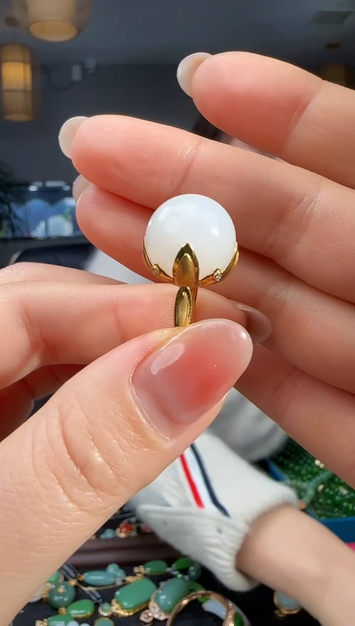 18K金镶嵌戒指和田玉1