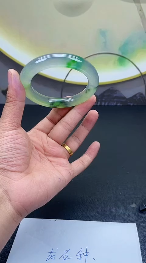 下单就是图片的手镯，放心冲！A580