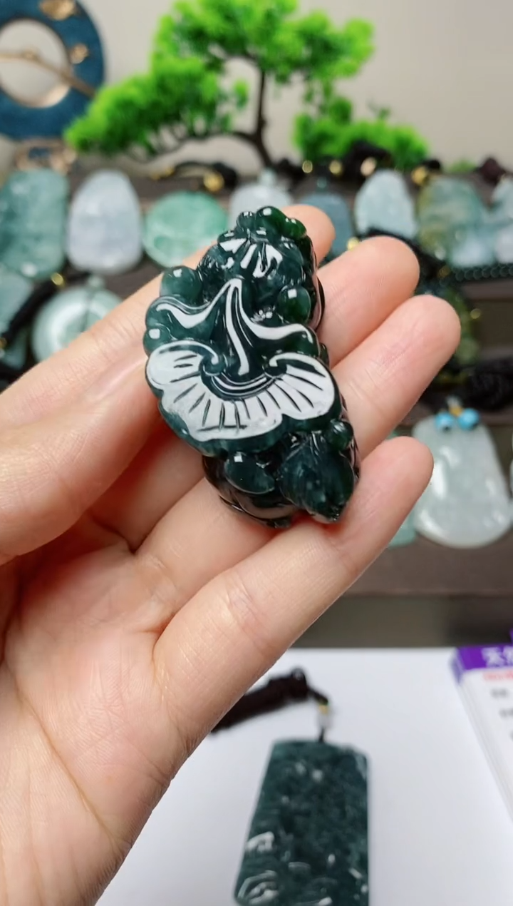 翡翠未镶嵌颈饰        