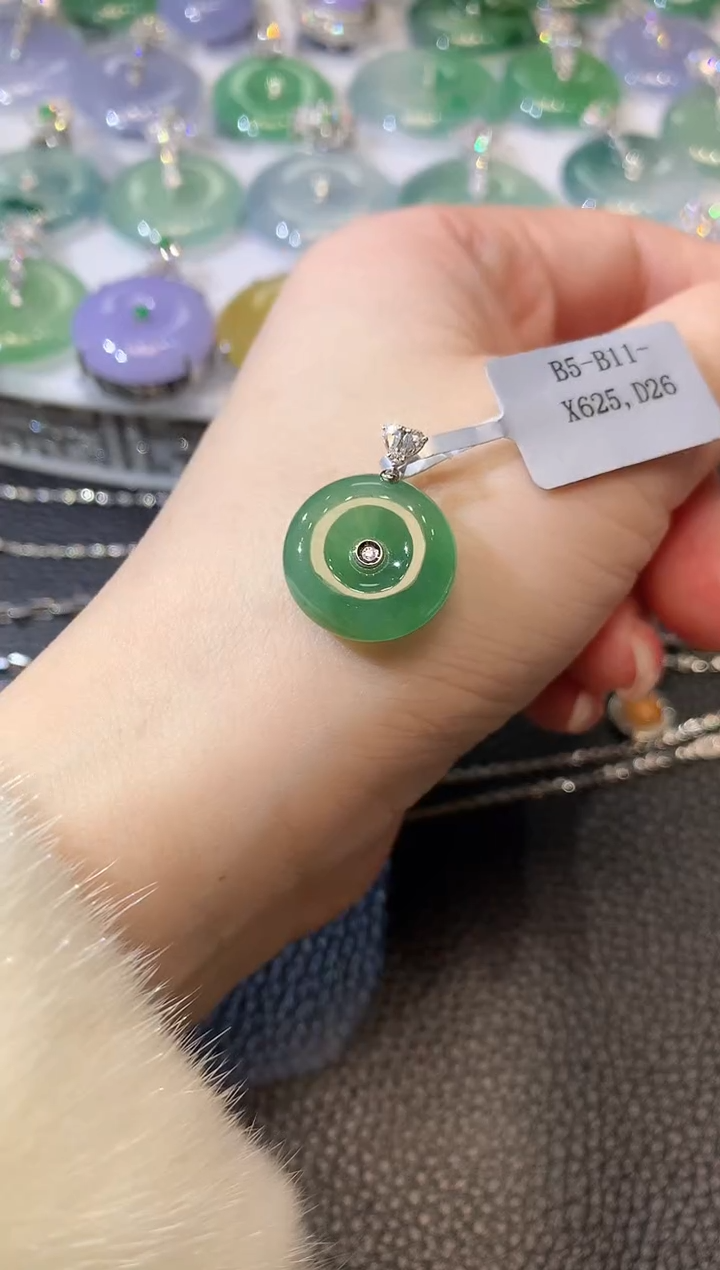 【闪购商品】翡翠吊坠(不含链)18K金镶嵌A7   