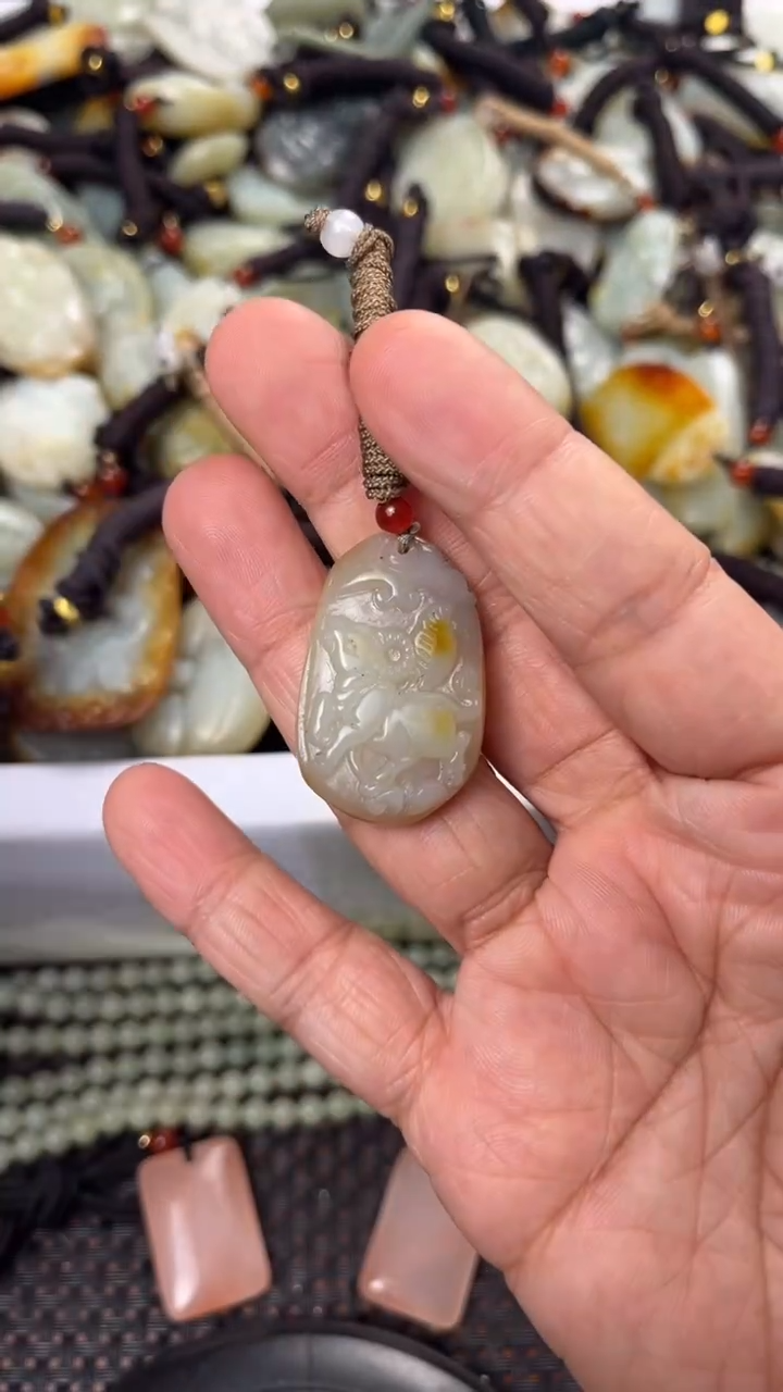 【闪购商品】和田玉颈饰未镶嵌多样性发货没有证书拍一发一有瑕