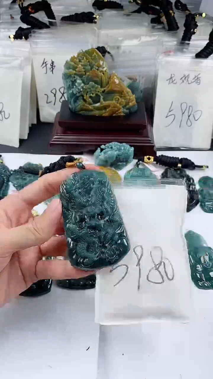 【闪购商品】翡翠颈饰未镶嵌            