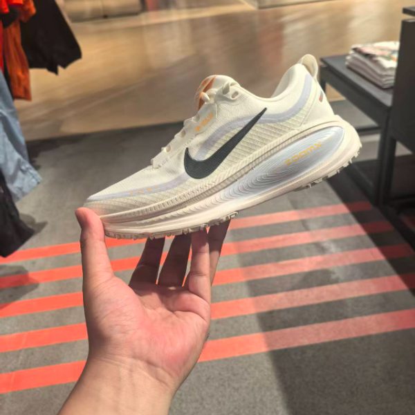 NIKE耐克女款Vomero 18秋冬GTX 防泼水舒适低帮跑鞋HQ7002-100