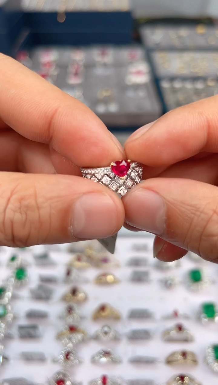 【闪购商品】红宝石戒指18K金镶嵌0.88ct/无烧鸽血红