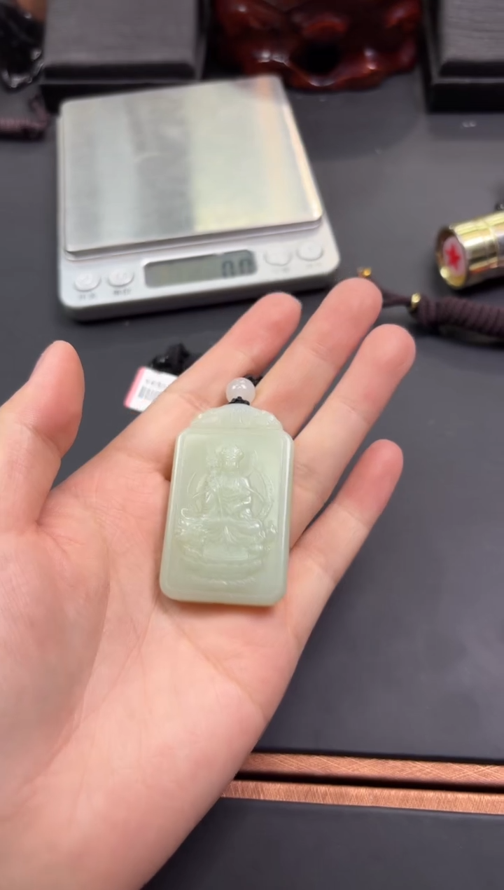 【闪购商品】和田玉吊坠(赠链)未镶嵌且末微色差迪克兰吊坠