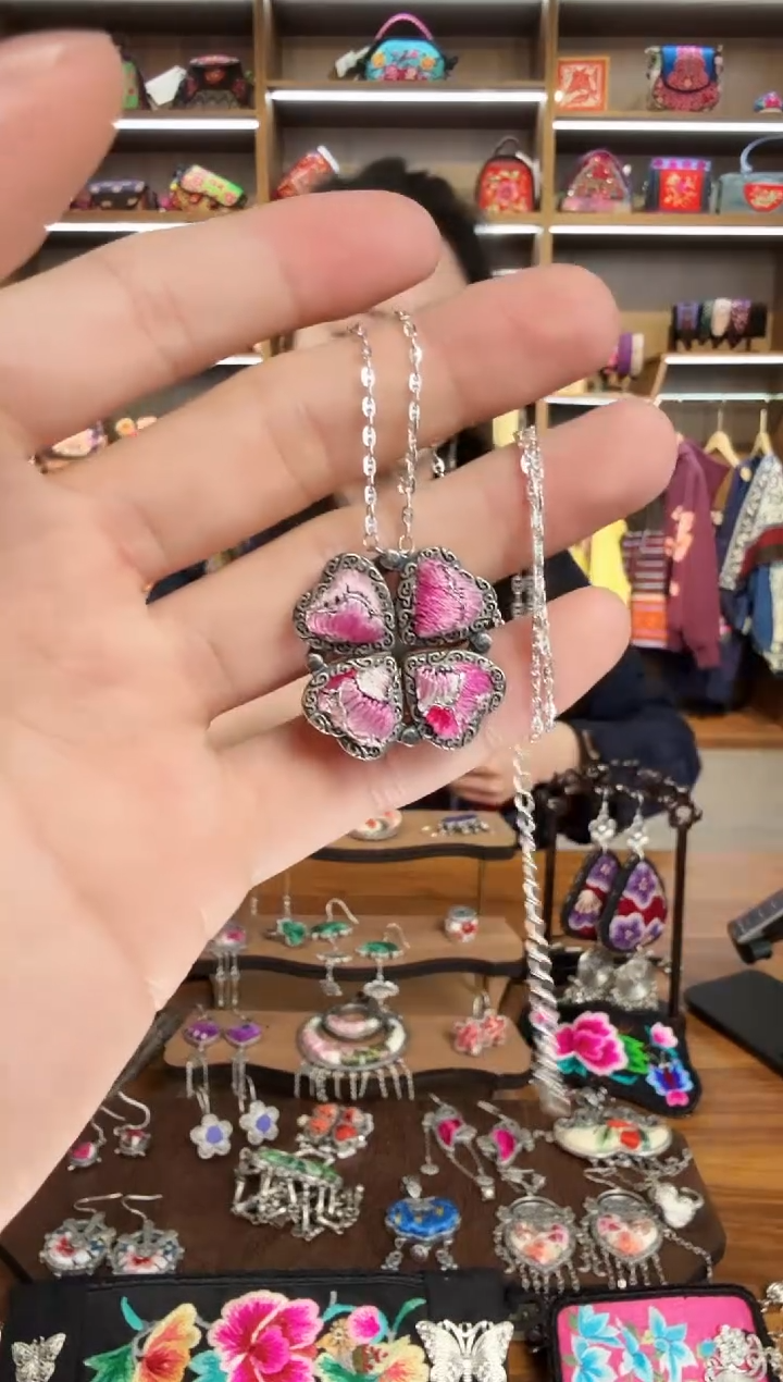 【闪购商品】织绣65蒙阿苏苗绣传承