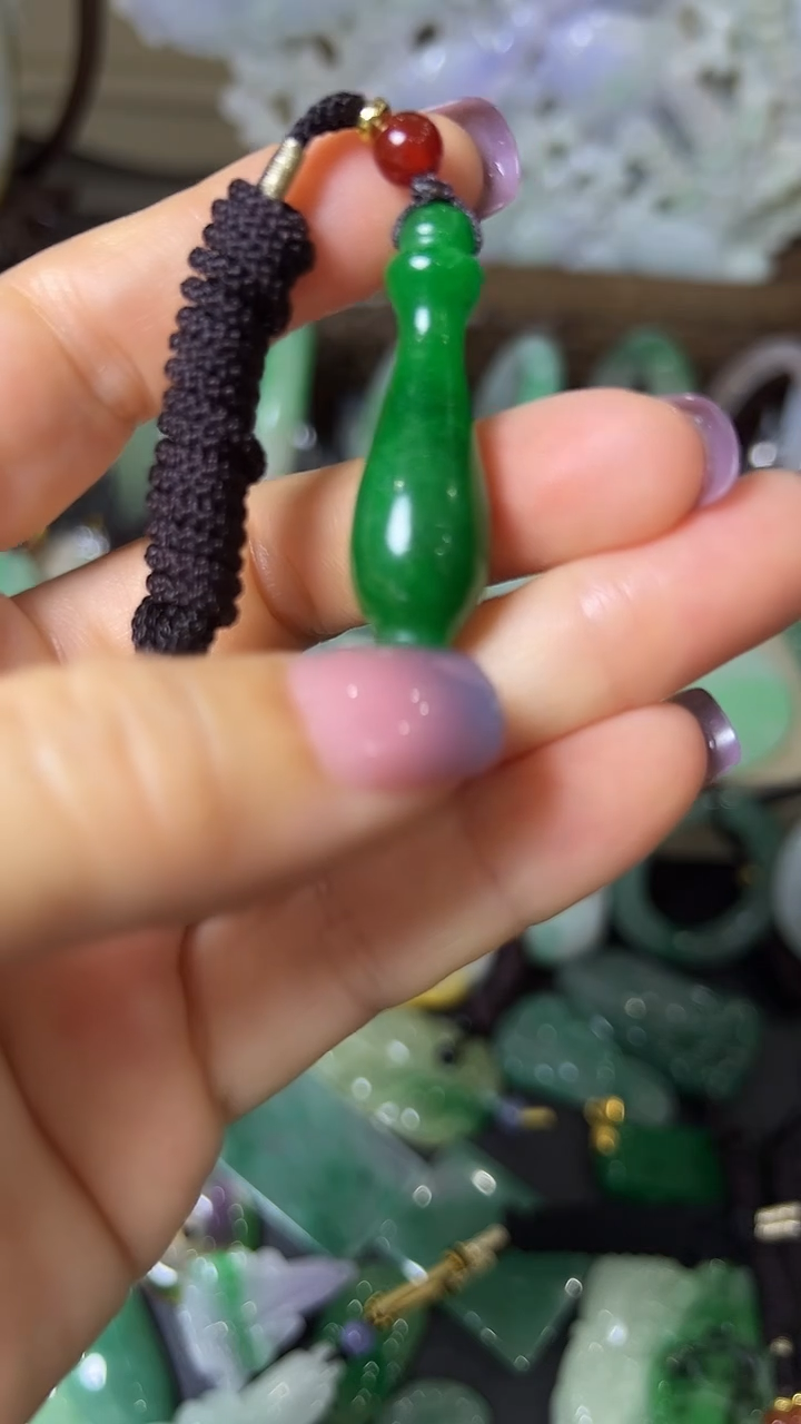 颈饰未镶嵌翡翠1瓶子