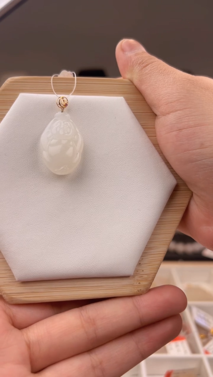 和田玉18K金镶嵌吊坠(赠链)399