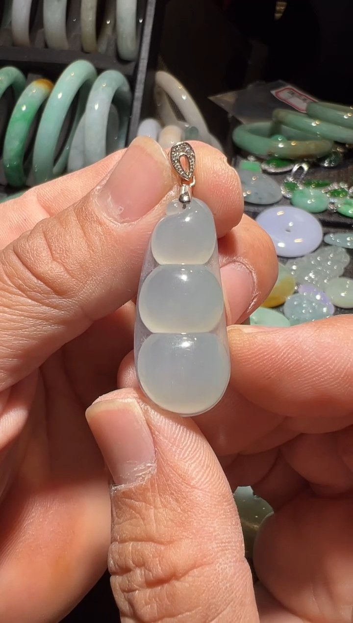 颈饰未镶嵌翡翠翡翠豆子送扣头。