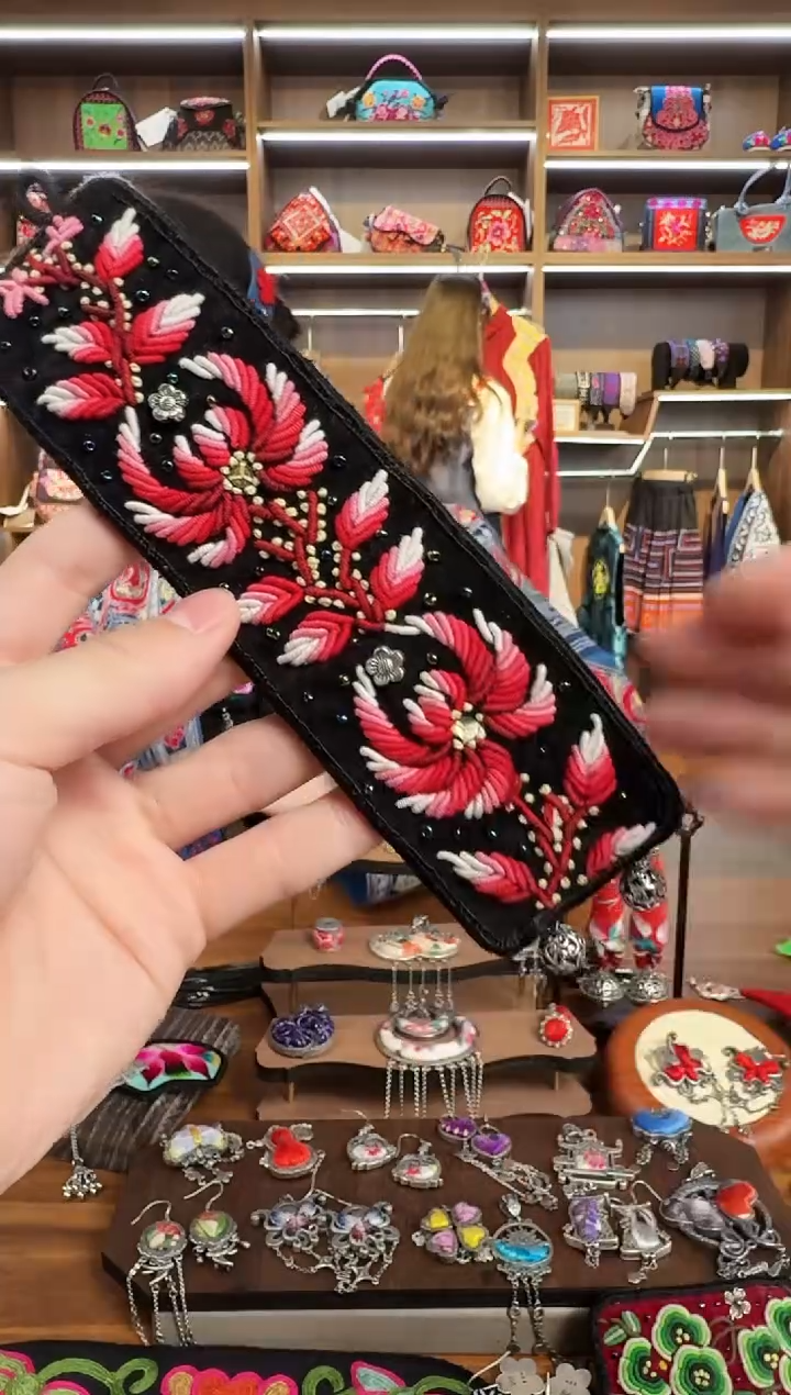 【闪购商品】织绣102蒙阿苏苗绣传承