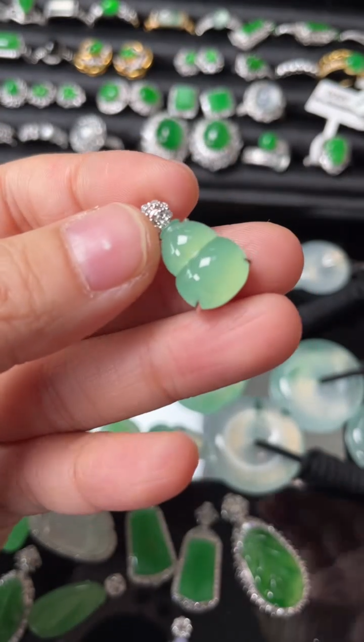 【闪购商品】翡翠颈饰18K金镶嵌缅甸翡翠钻石镶嵌葫芦