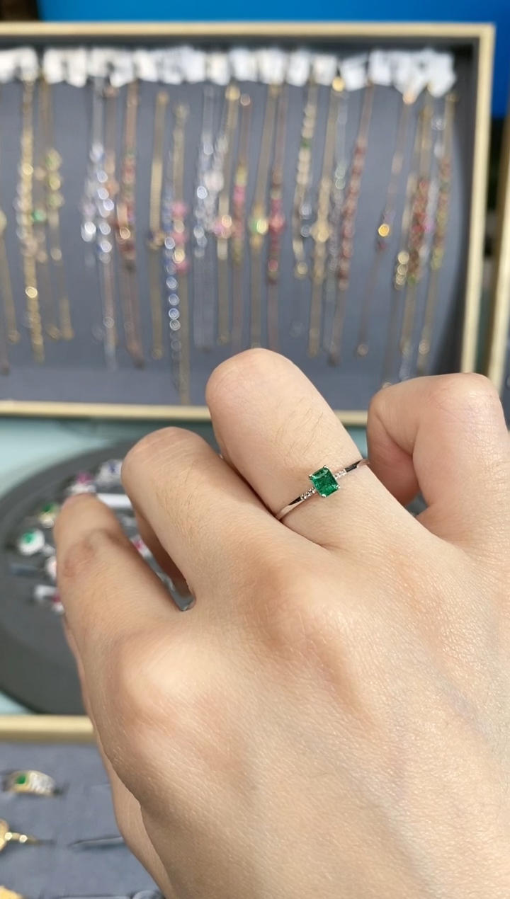 【闪购商品】祖母绿戒指18K金镶嵌戒指