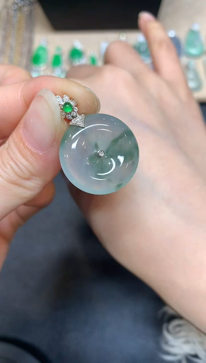 【闪购商品】翡翠颈饰18K金镶嵌平安扣【无服务费