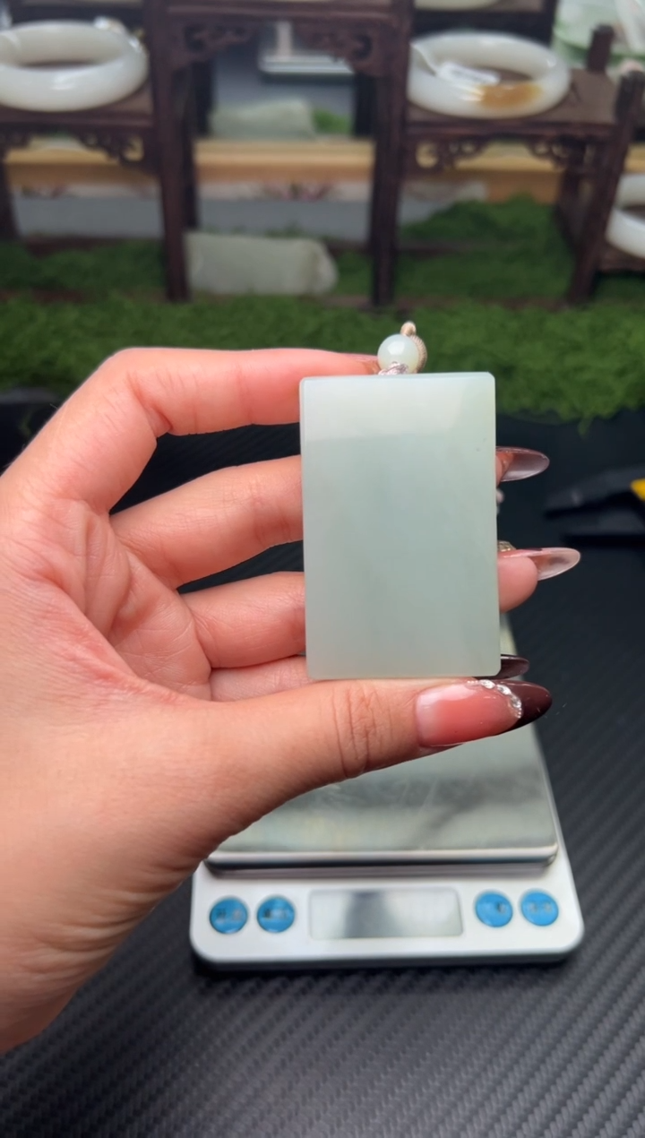 吊坠(赠链)未镶嵌和田玉且末微色差近矿吊坠s