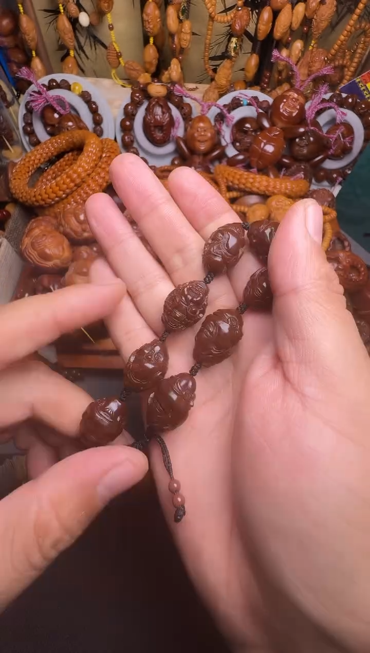 手串橄榄核玉化八宝财神