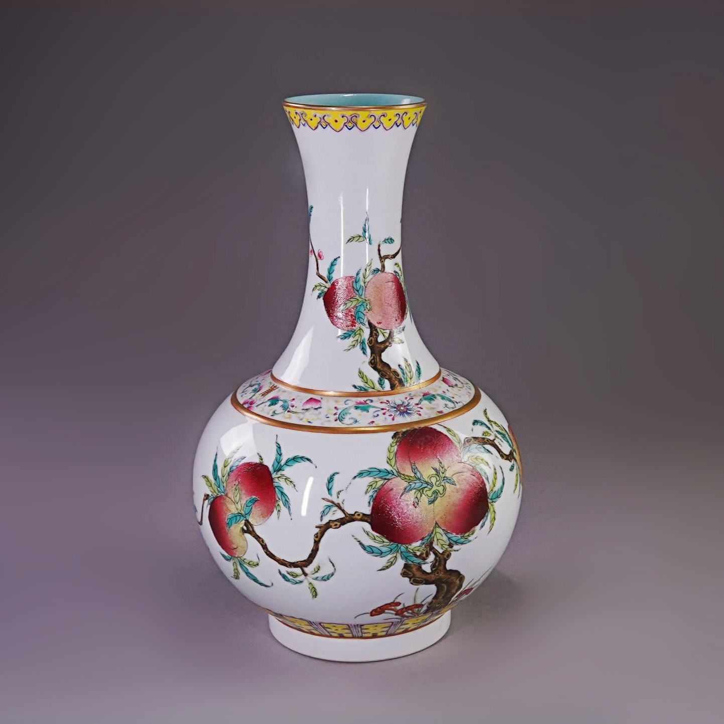 LOT2029 清乾隆粉彩寿桃赏瓶