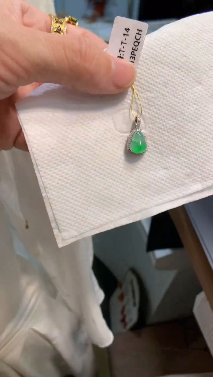 颈饰18K金镶嵌翡翠葫芦