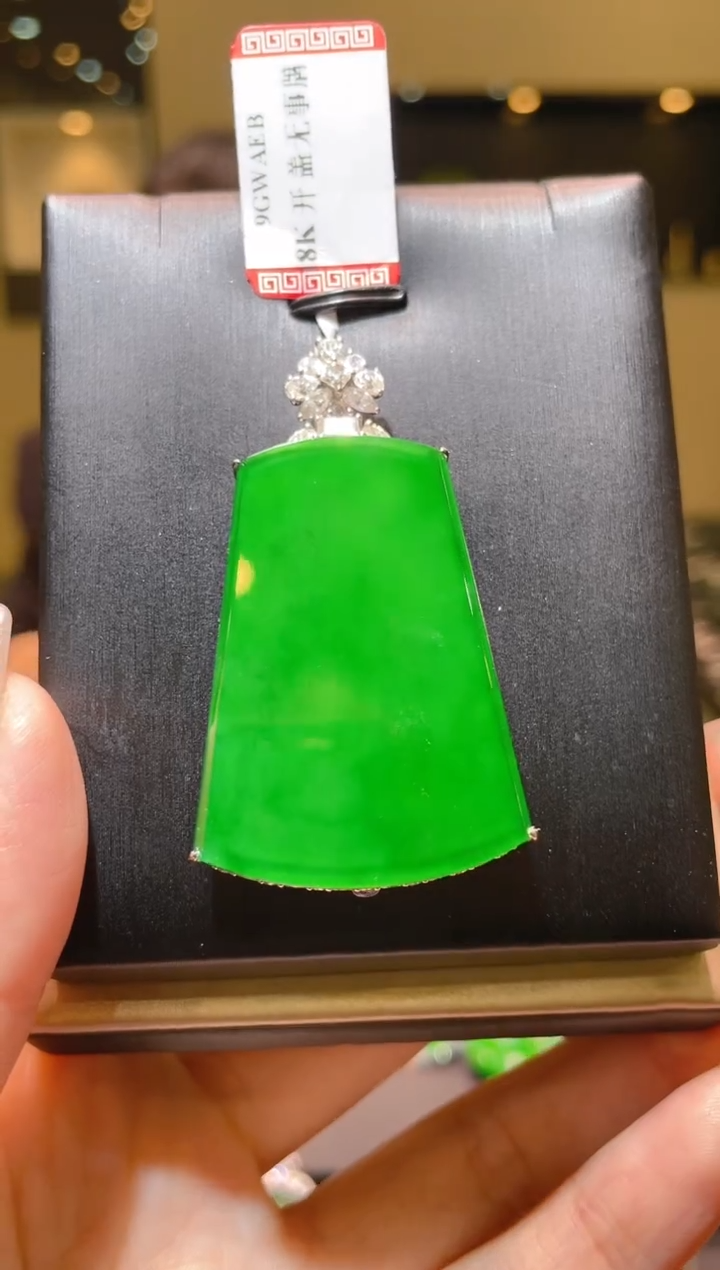 【闪购商品】翡翠吊坠(赠链)18K金镶嵌A72