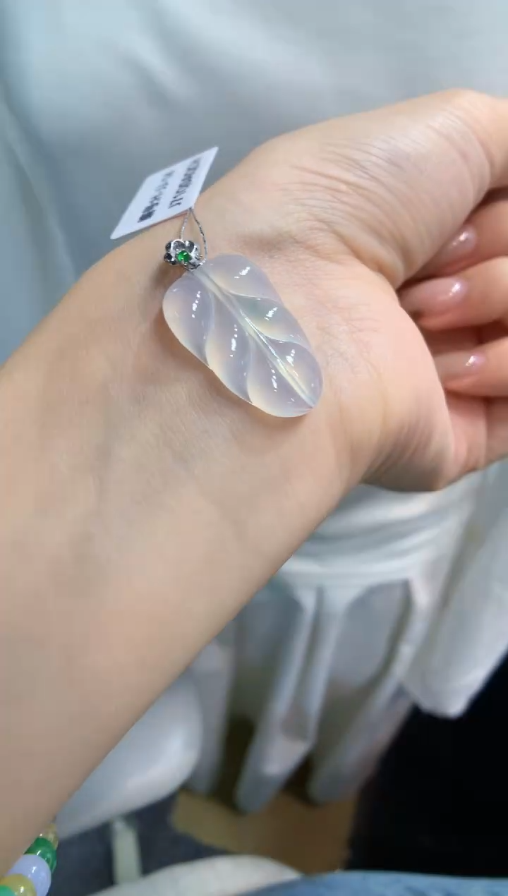 颈饰18K金镶嵌翡翠叶子