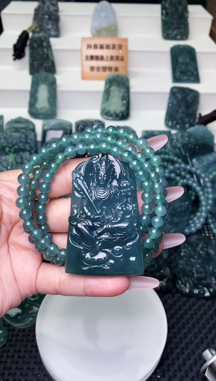 颈饰未镶嵌翡翠 