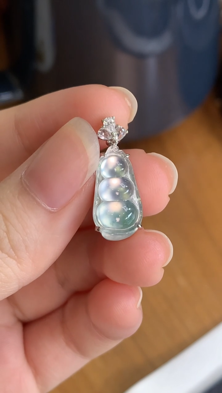 颈饰18K金镶嵌翡翠豆子