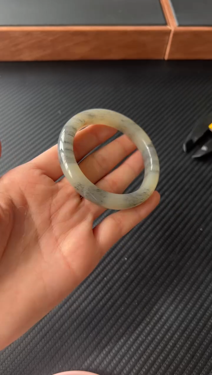 和田玉手镯未镶嵌黑山微色差55+M