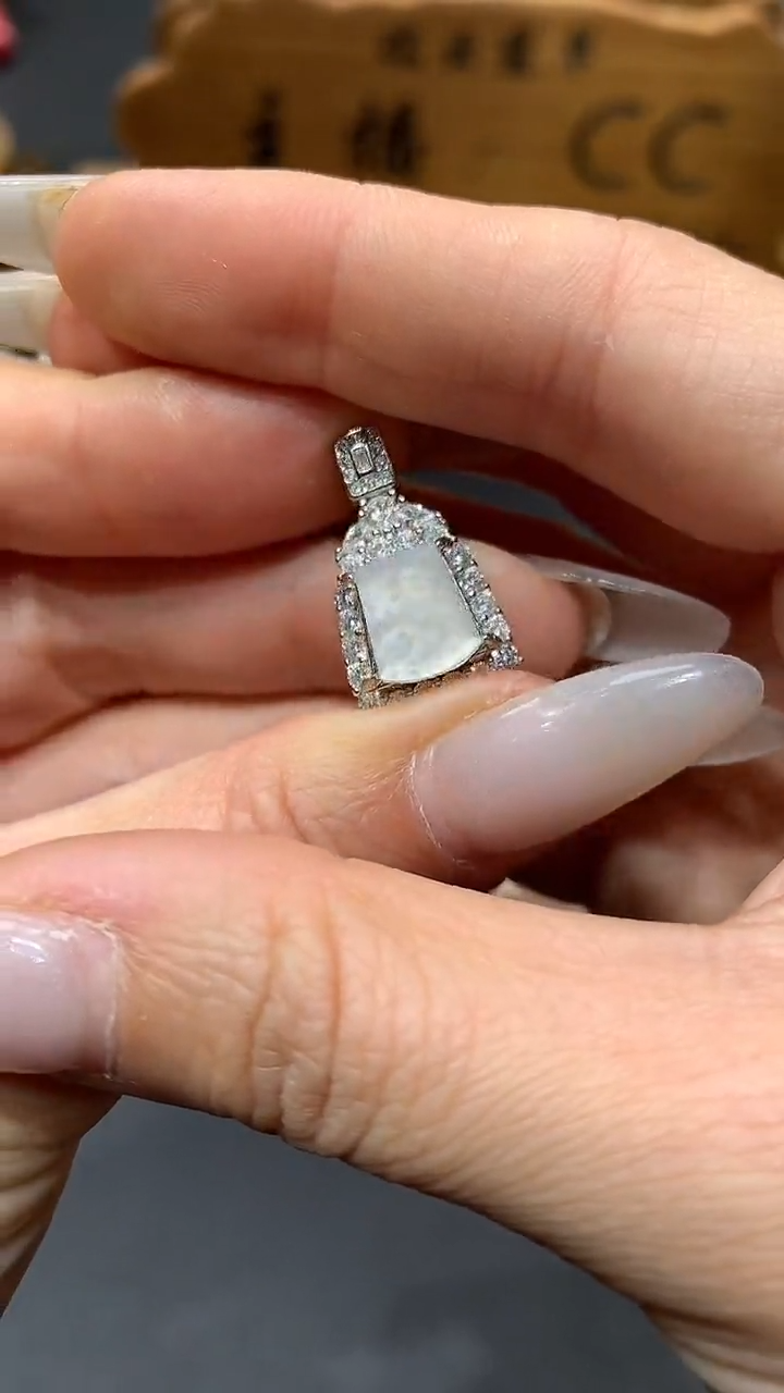 【闪购商品】翡翠颈饰银S925镶嵌雪花棉无事牌