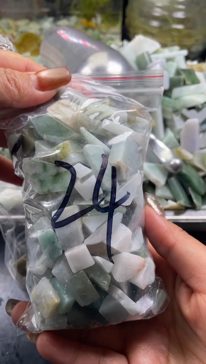 配石翡翠鲤*王天然翡翠小号500克24