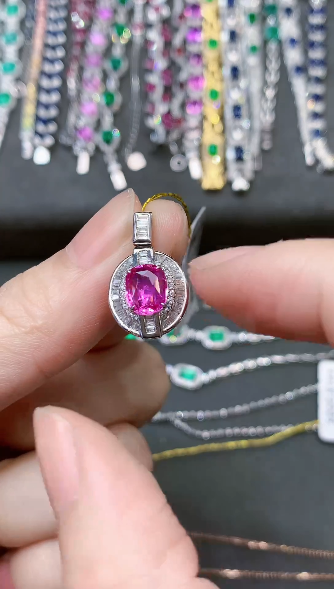 【闪购商品】彩色蓝宝石吊坠18K金镶嵌1