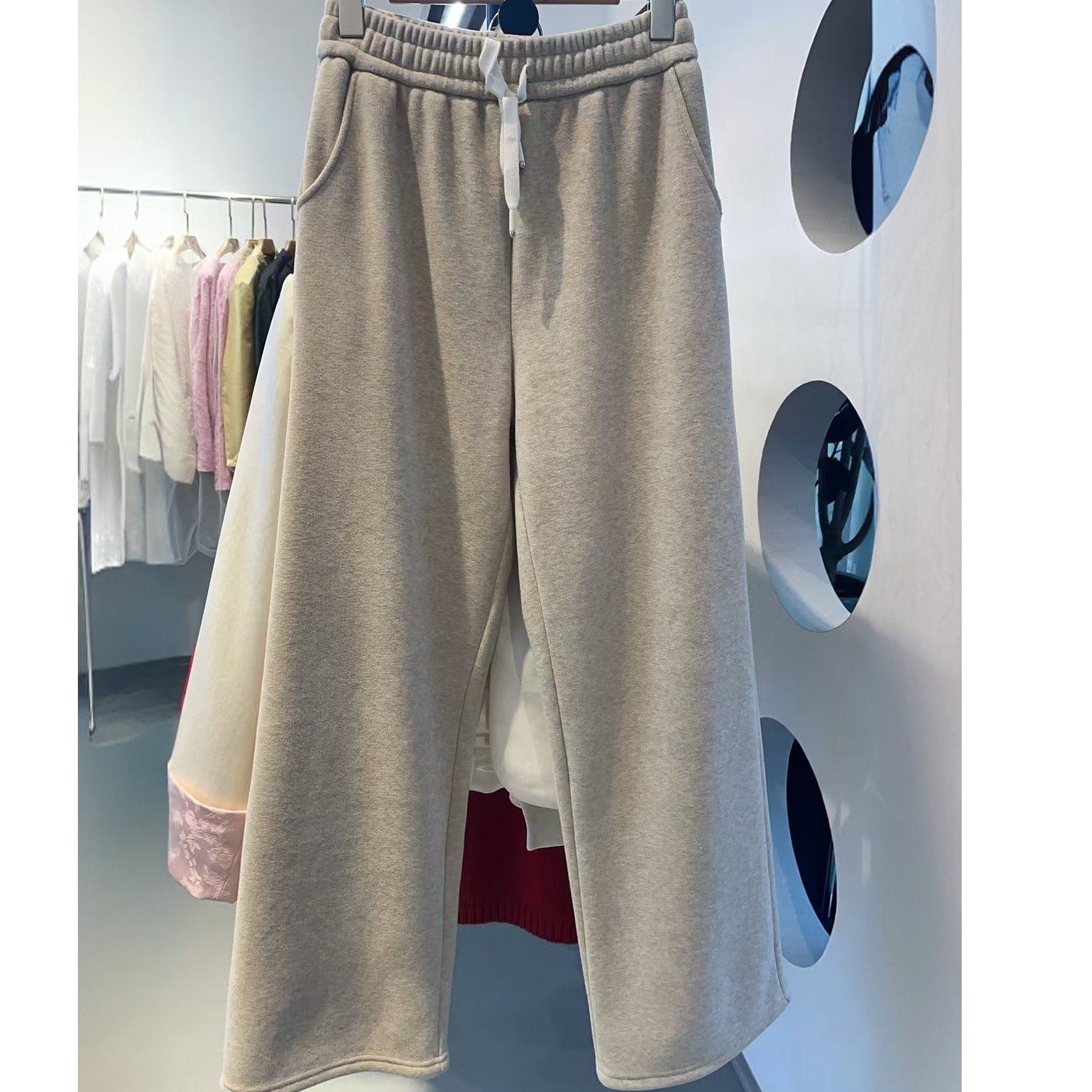 燕麦色直筒休闲裤