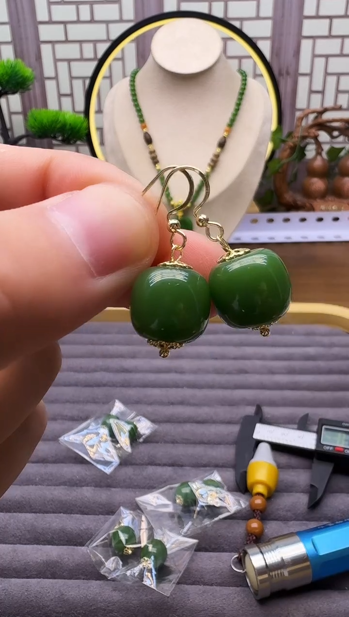 14K金镶嵌和田玉耳饰E117       