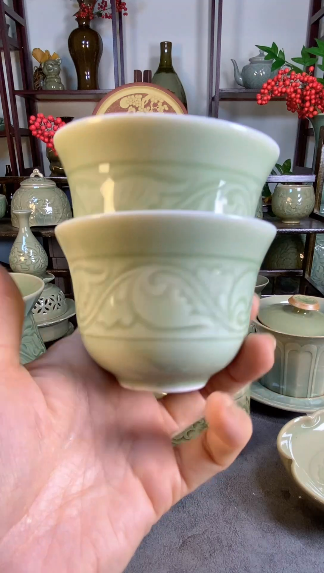 微瑕青釉卷草纹主人杯2只