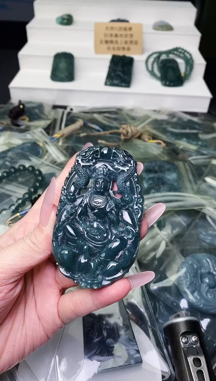 颈饰未镶嵌翡翠 