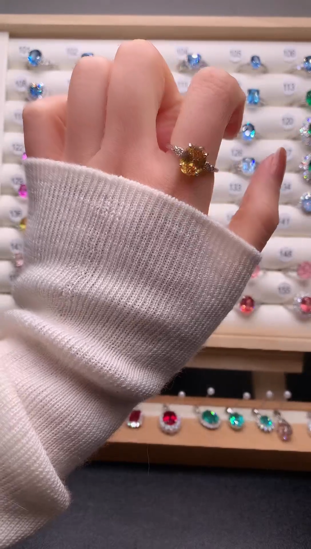 6蓝宝石（处理）黄宝石戒指