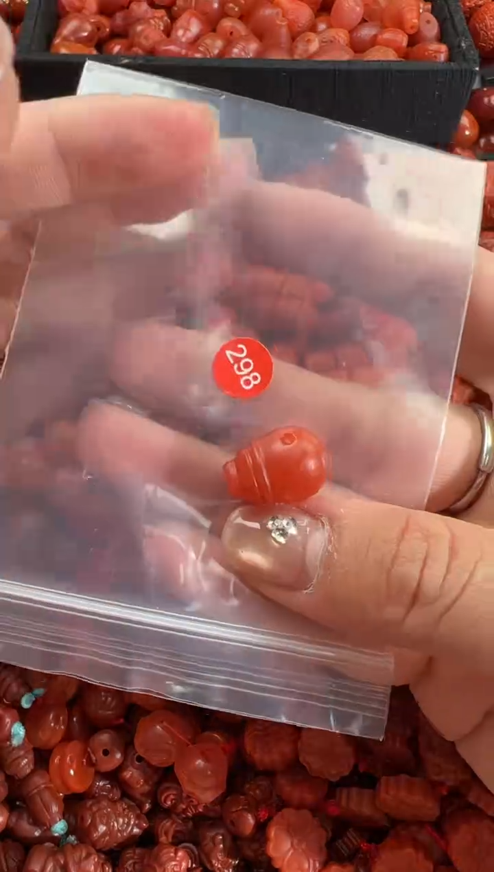 南红玛瑙未镶嵌颈饰1