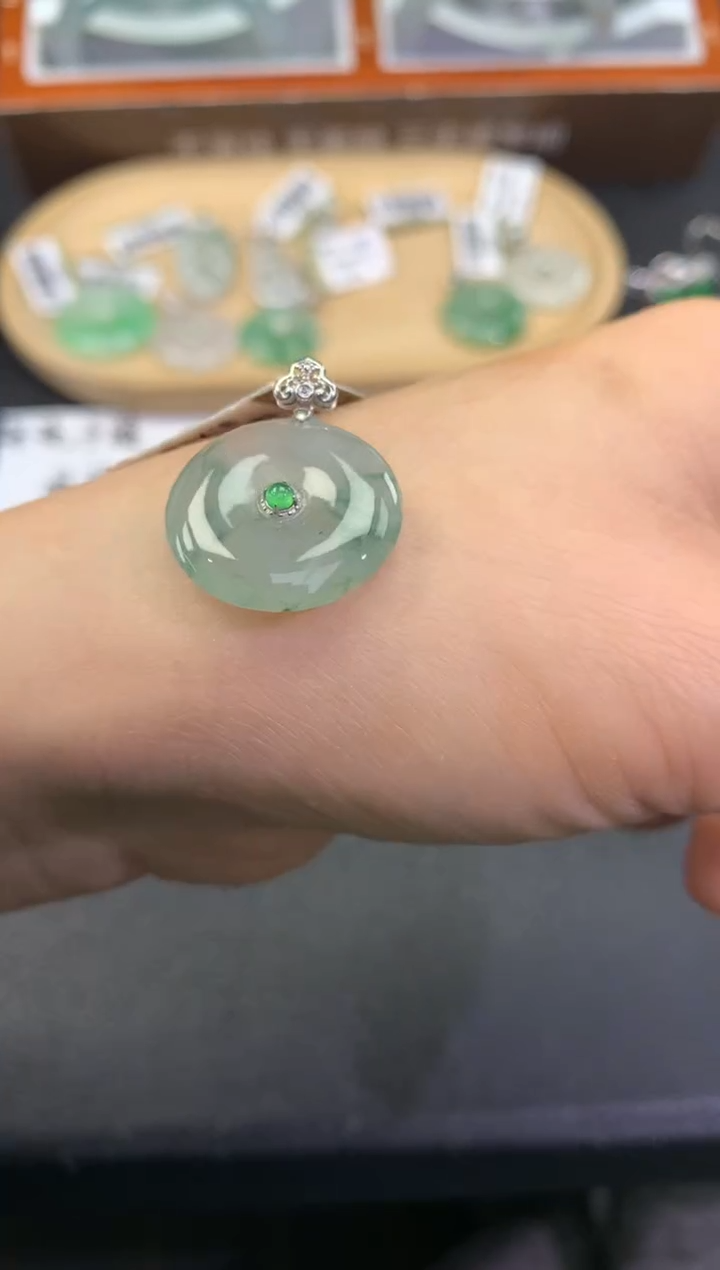 【闪购商品】翡翠颈饰18K金镶嵌              