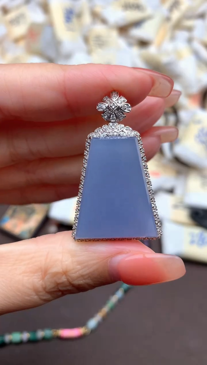 翡翠18K金镶嵌挂件—  