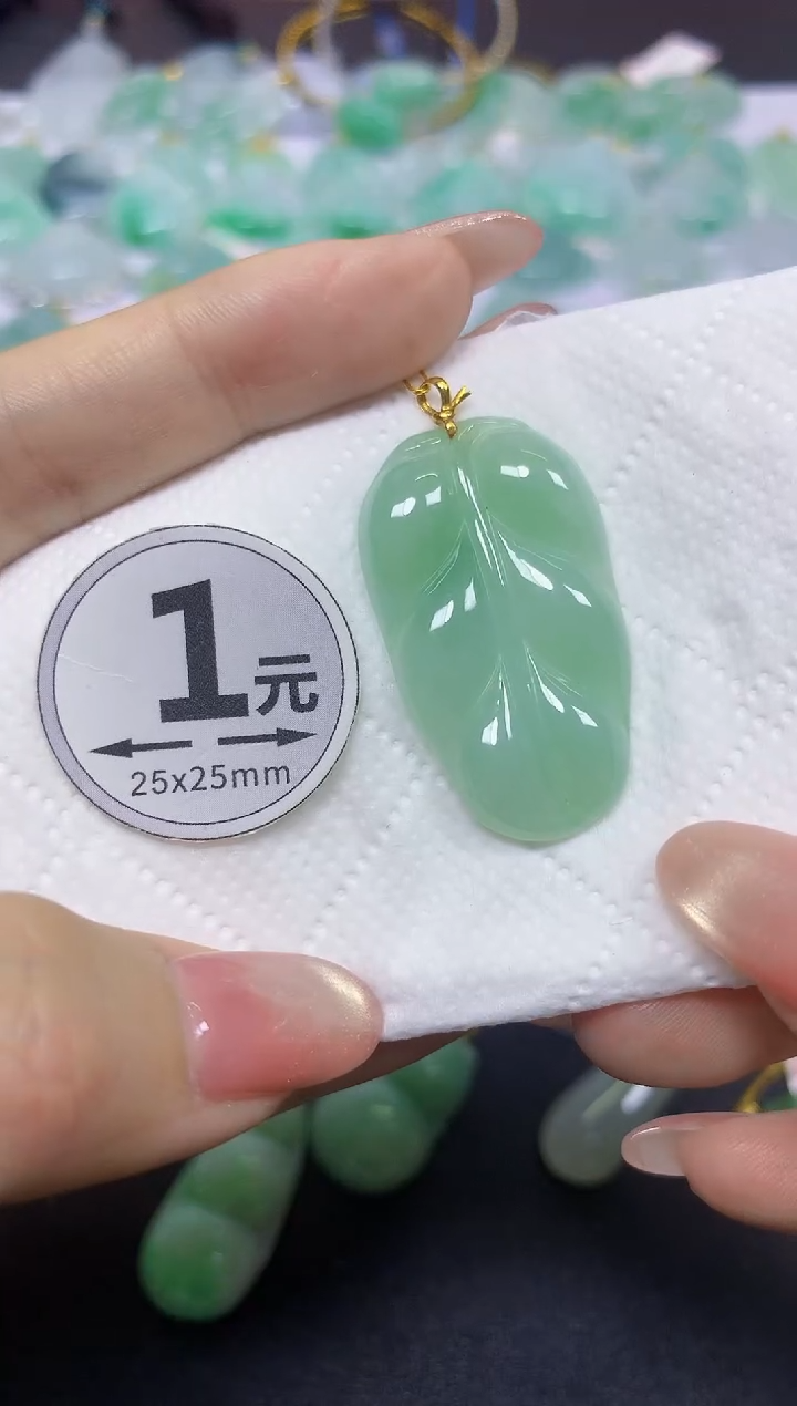 翡翠18K金镶嵌颈饰天然翡翠A货