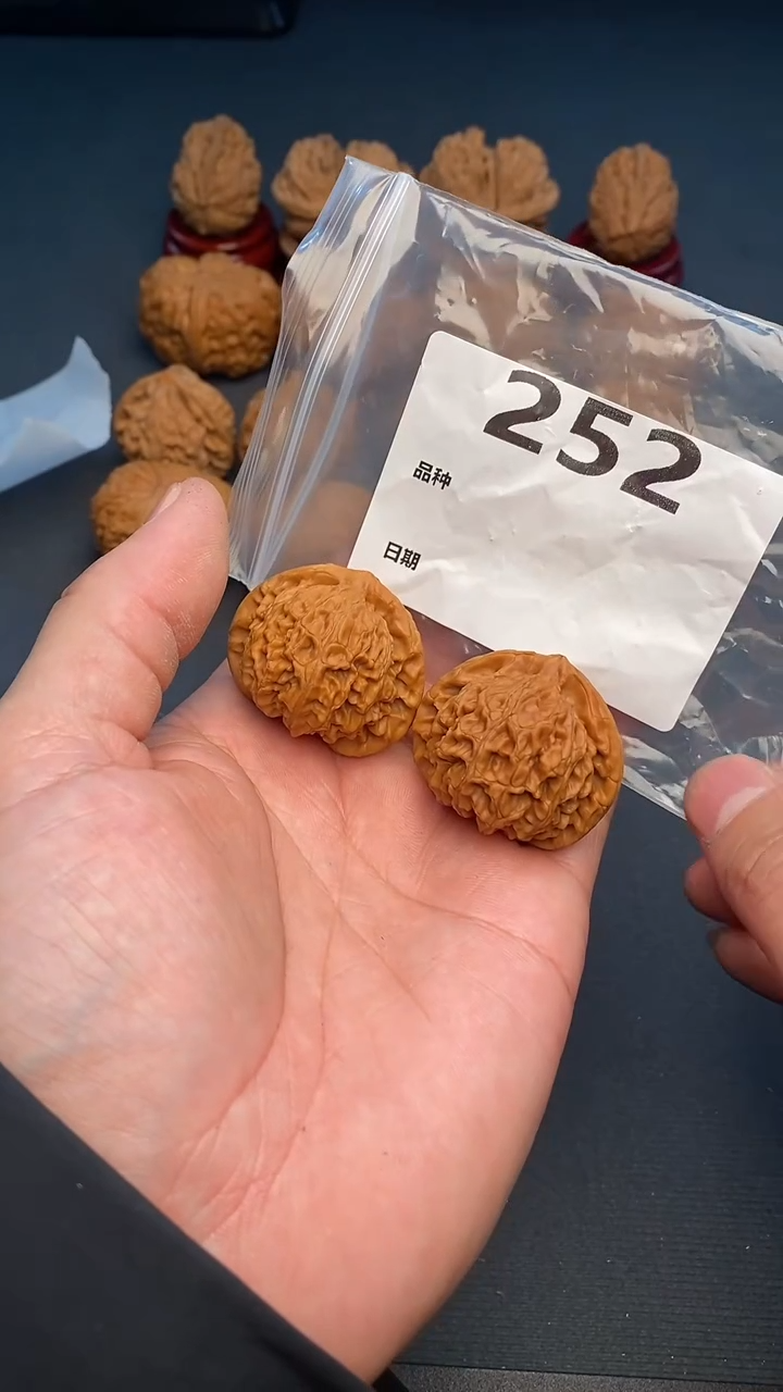 【闪购商品】文玩核桃吊坠252号39尺寸全品宫灯