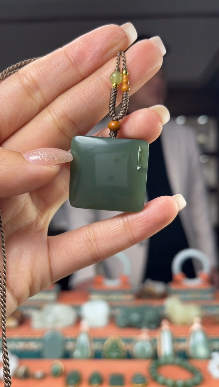 颈饰未镶嵌和田玉佩佩