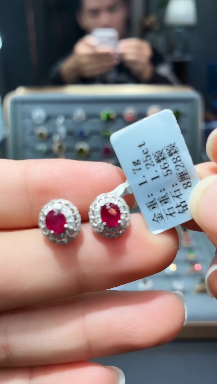 18K金镶嵌耳饰红宝石1.25.