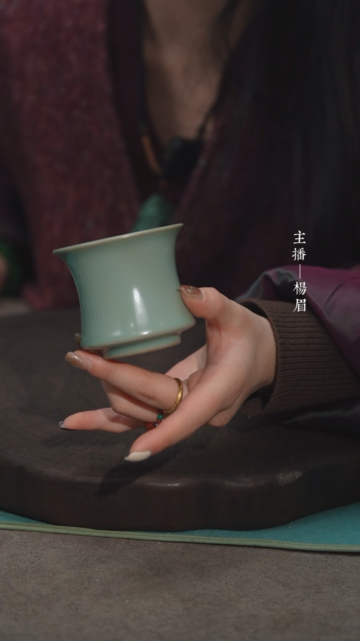 【闪购商品】卷足马蹄杯（微瑕君子汝瓷章款）-眉